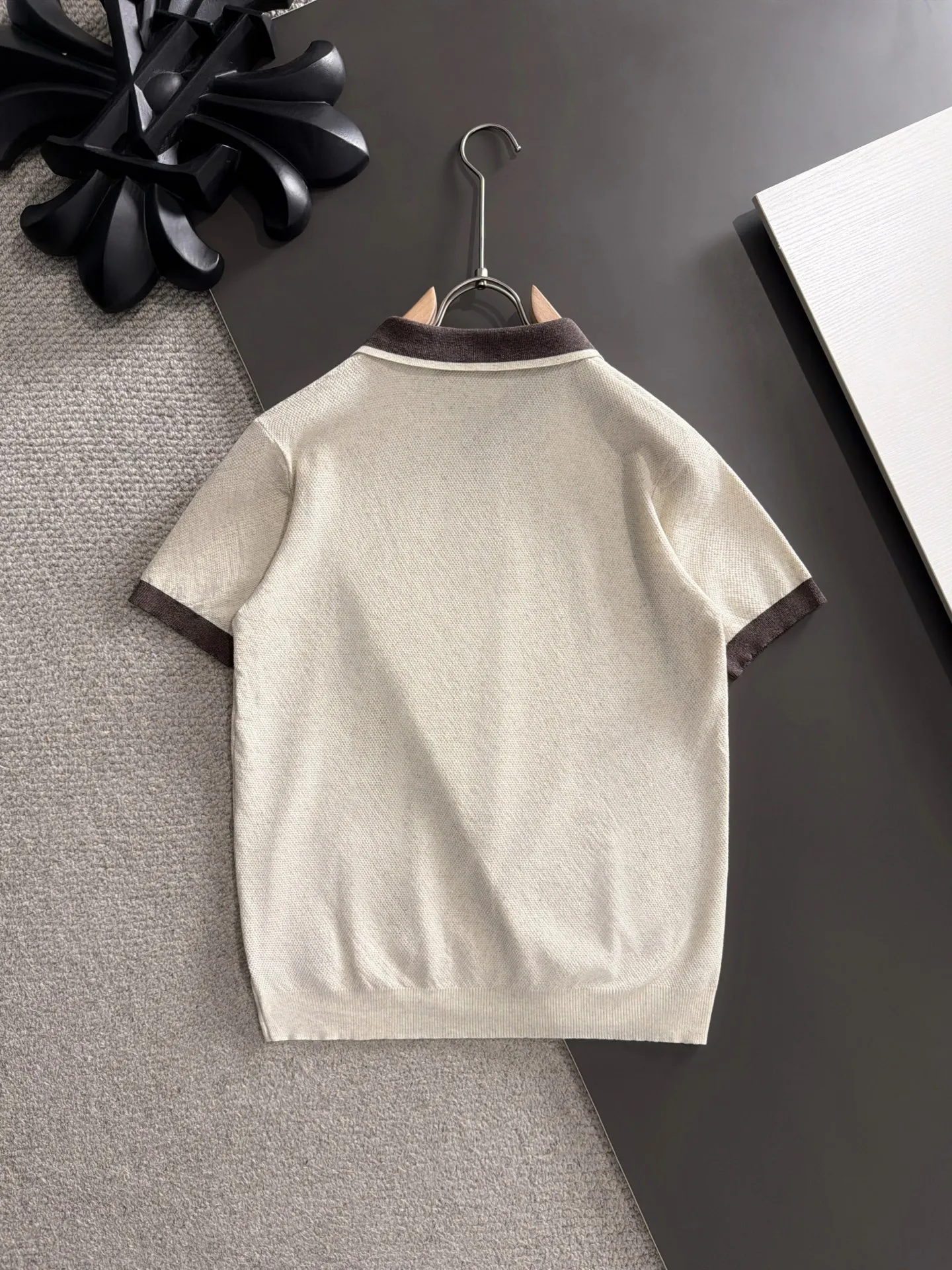 Next day shipment LP high quality Loro Piana 26ss New Arrival men's short-sleeved T-shirt Made of combed cotton yarn knitted cotton fabric, no pressure when entering and exiting the counter Exclusive control of raw materials It feels substantial when weighed, and the upper body is more textured than ordinary T-shirts. This texture can cope with the weather easily and is suitable for both hot and cold! Loose fit design, looks noble. The only correct version is available Size: M to XXXL